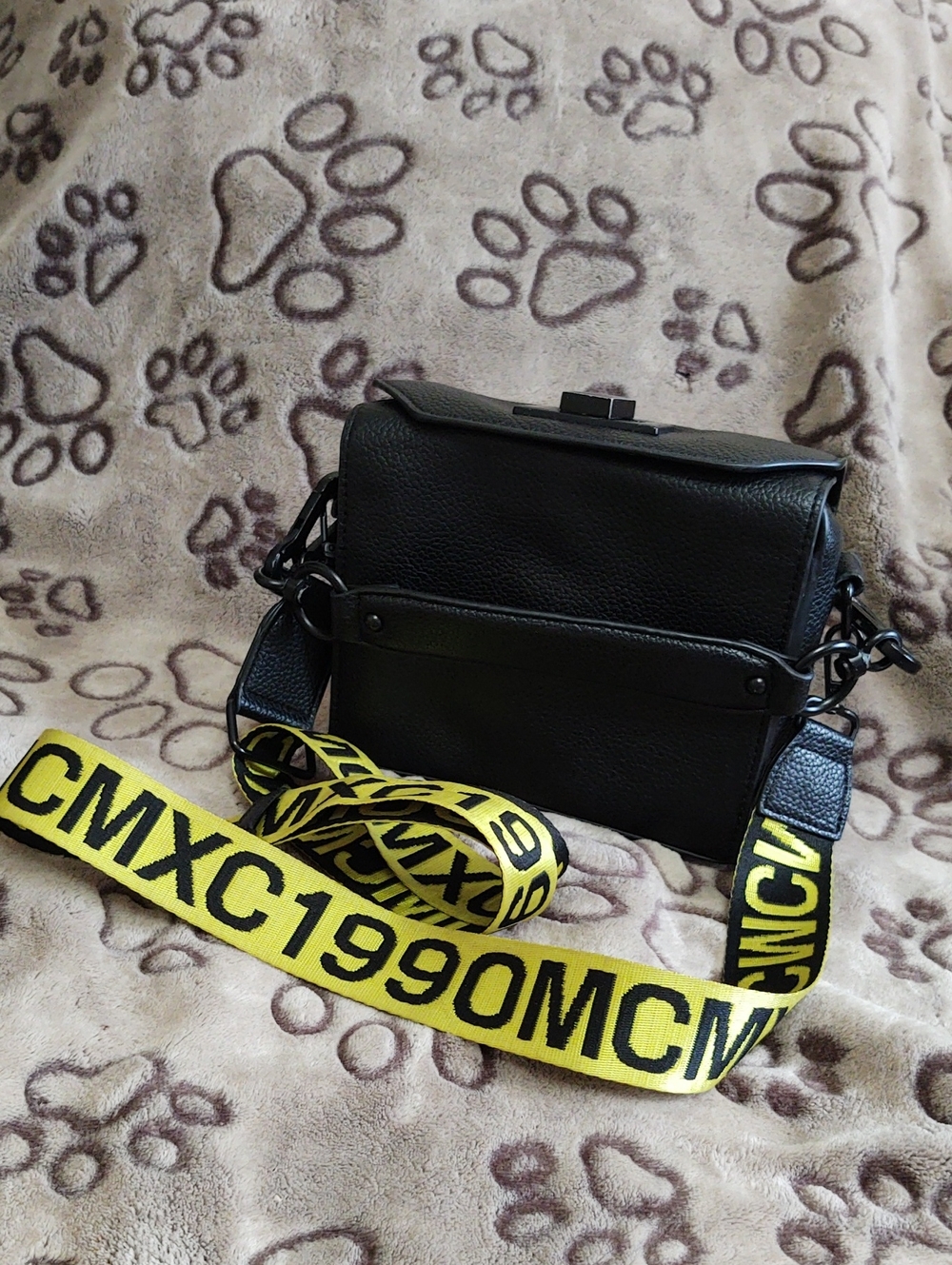 Steve Madden 1990 Bkween Crossbody Black Pebble Faux Leather Bag.